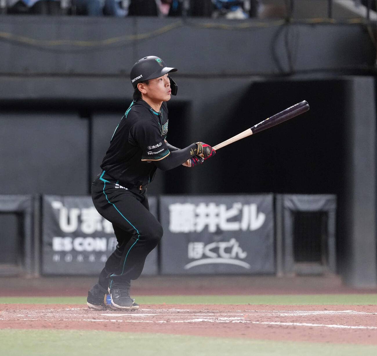 日本ハム対ソフトバンク　3回裏日本ハム1死一、二塁、適時打を放つ野村（撮影・井上学）