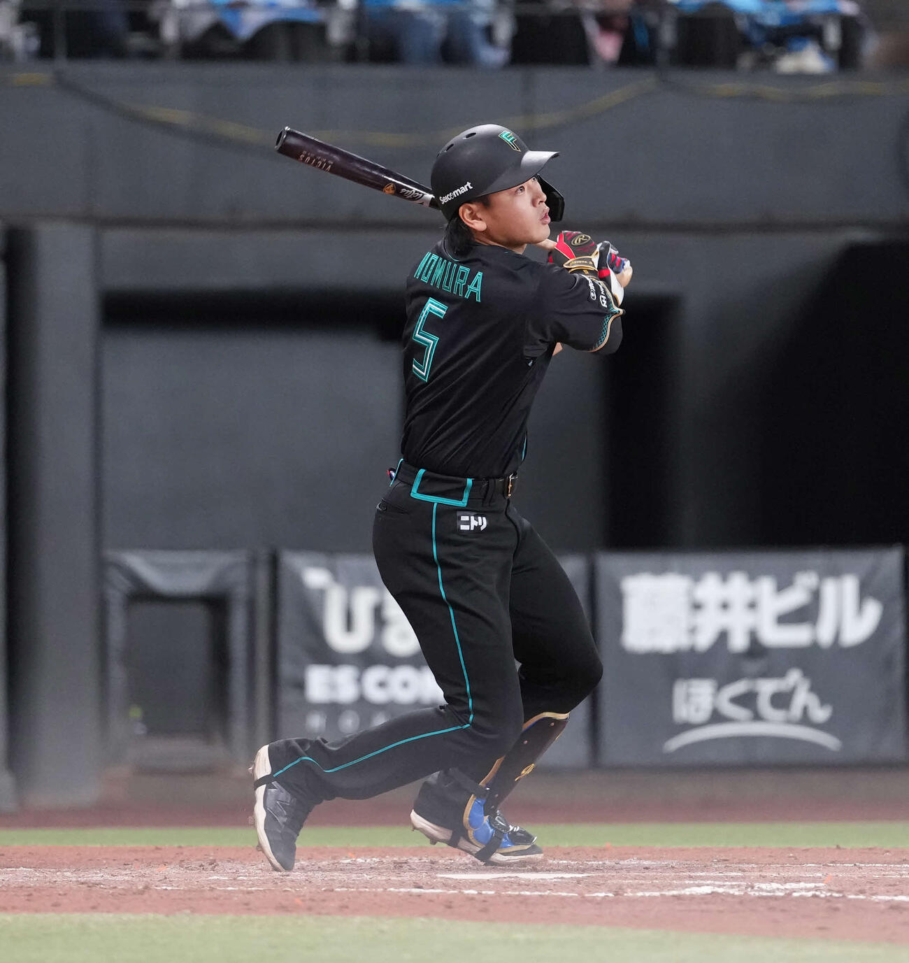 日本ハム対ソフトバンク　3回裏日本ハム1死一、二塁、適時打を放つ野村（撮影・井上学）