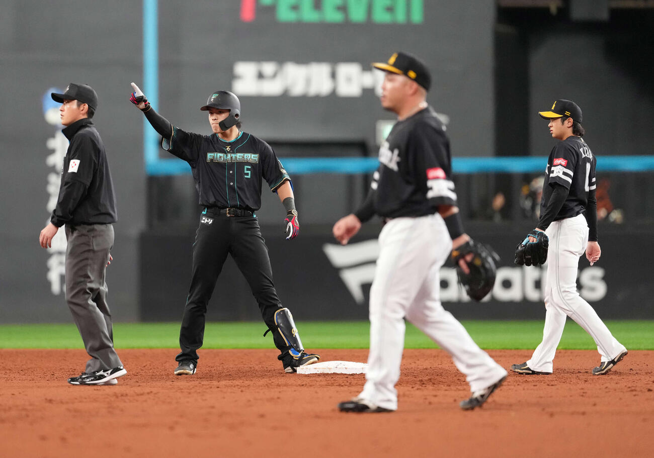 日本ハム対ソフトバンク　3回裏日本ハム1死一、二塁、適時打を放つ野村（撮影・井上学）