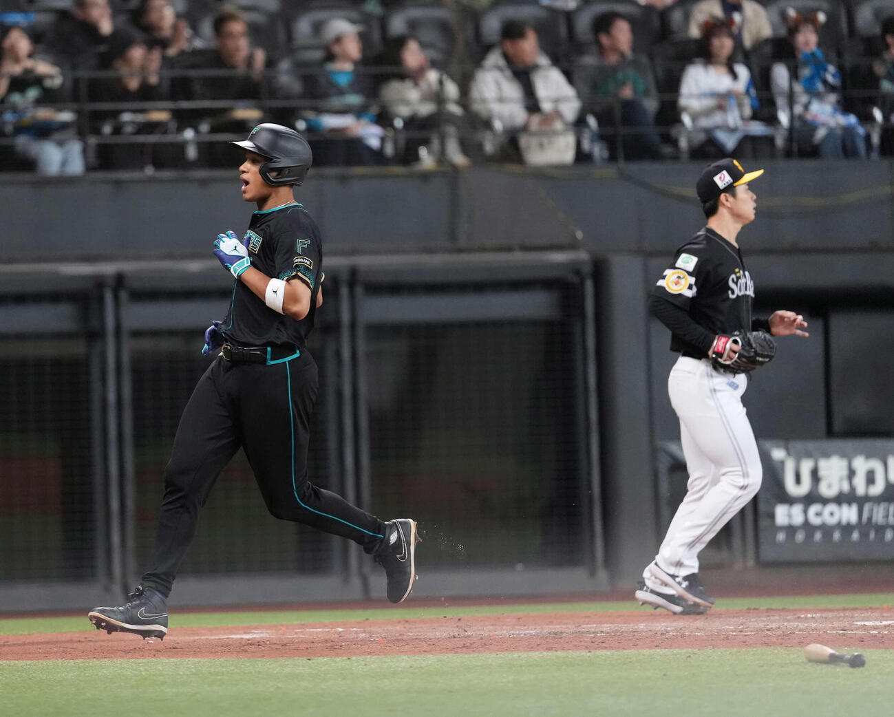 日本ハム対ソフトバンク　3回裏日本ハム1死二、三塁、水野の犠飛で生還した万波（撮影・井上学）