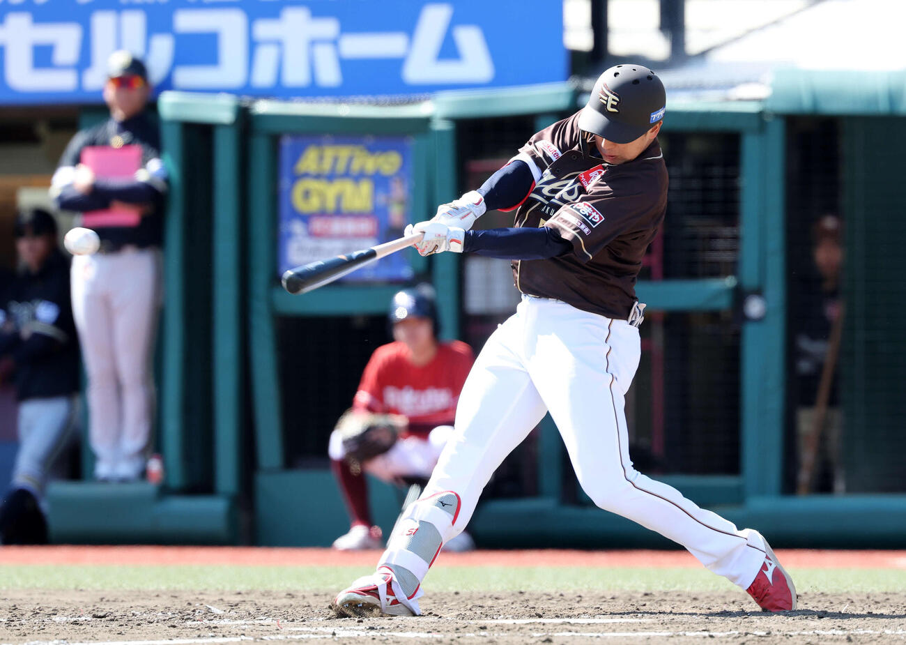 楽天対オリックス　5回裏楽天1死三塁、小郷は適時打を放つ（撮影・鈴木正人）　