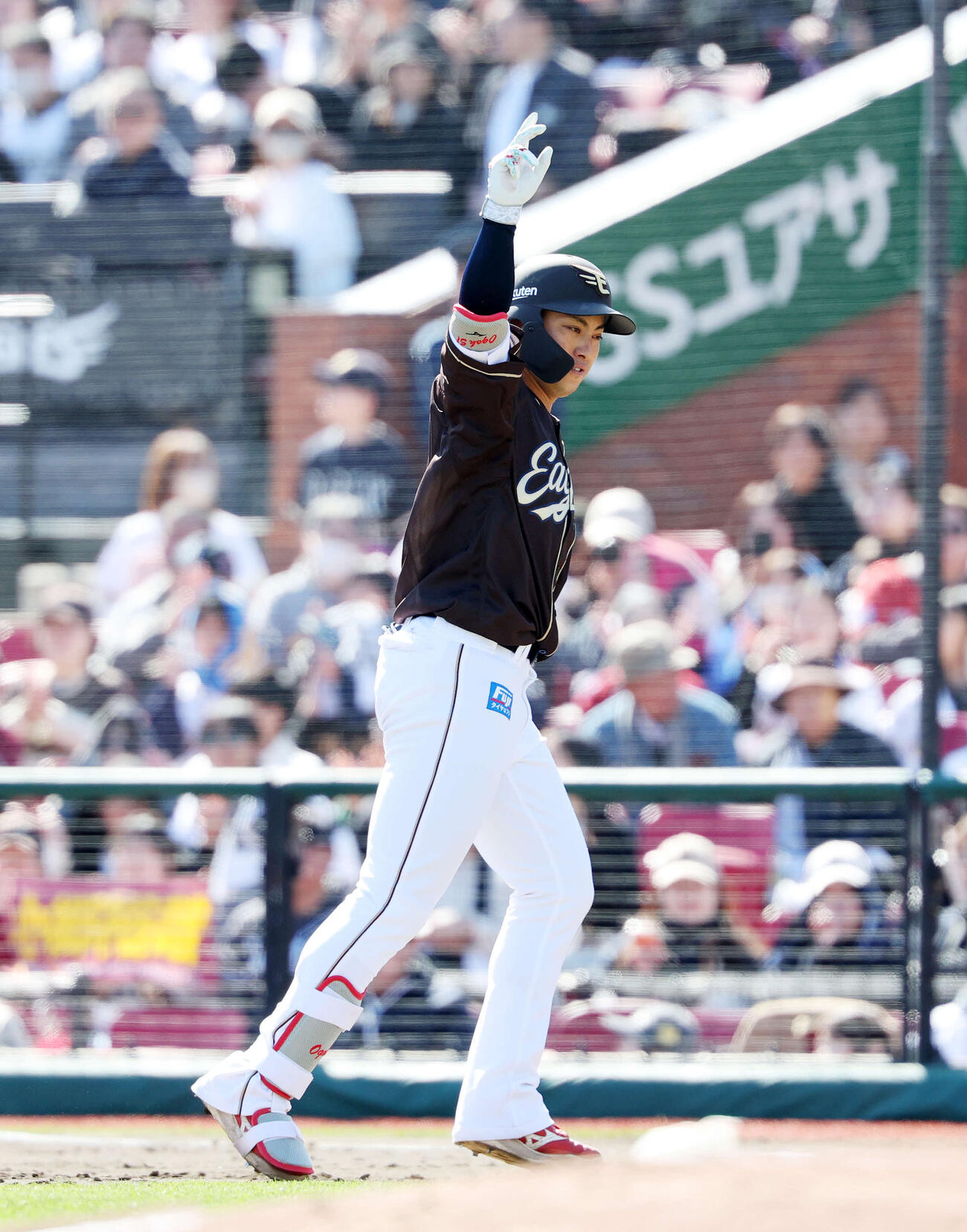 楽天対オリックス　5回裏楽天1死三塁、小郷は適時打を放ちポーズを決める（撮影・鈴木正人）　