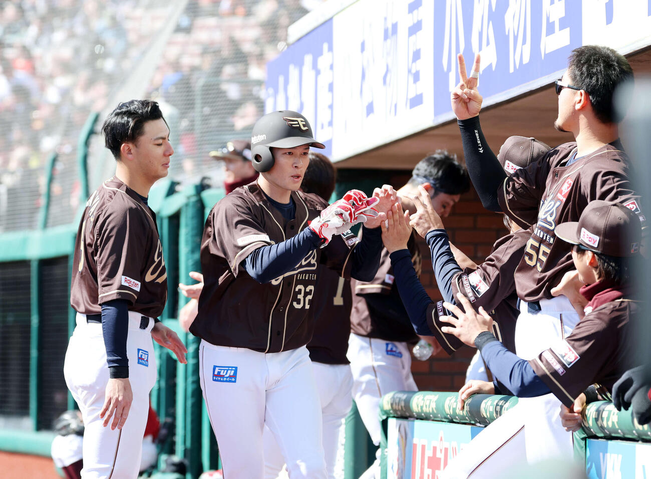 楽天対オリックス　5回裏楽天1死三塁、小郷の適時打で中島（中央）が生還しベンチ前でタッ（撮影・鈴木正人）　
