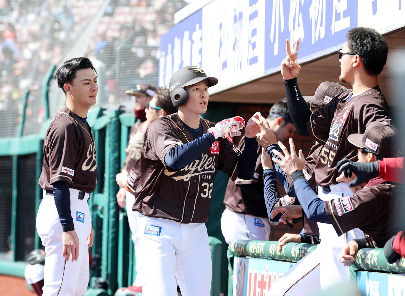 楽天対オリックス　5回裏楽天1死三塁、小郷の適時打で中島（中央）が生還しベンチ前でタッ（撮影・鈴木正人）　