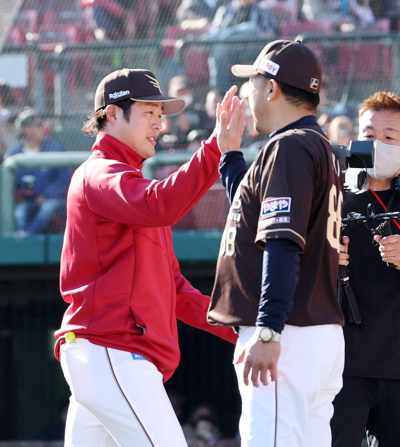 楽天対オリックス　勝利しタッチを交わす楽天滝中と三木監督（撮影・鈴木正人）　