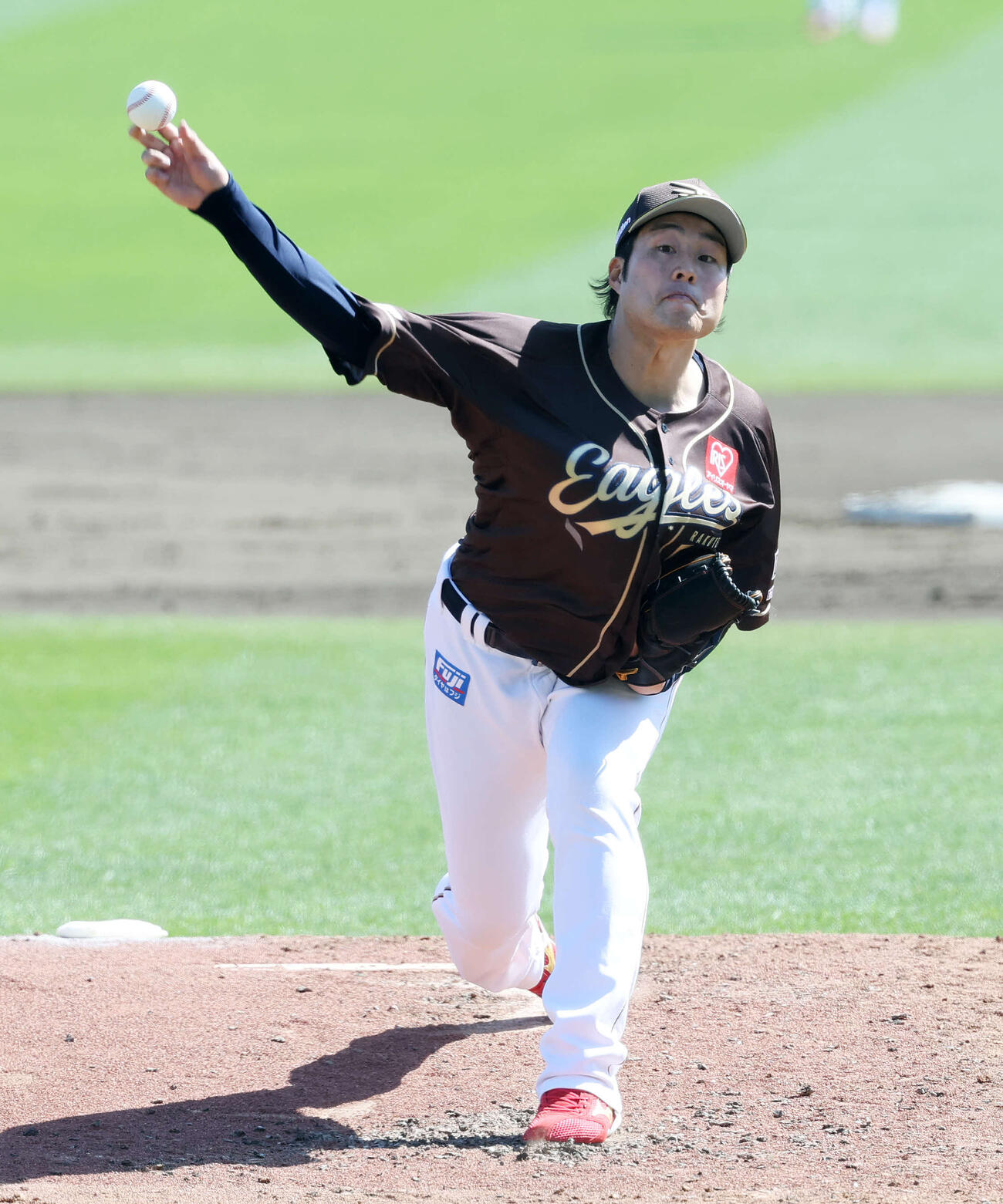楽天対オリックス　力投する楽天先発の滝中（撮影・鈴木正人）　