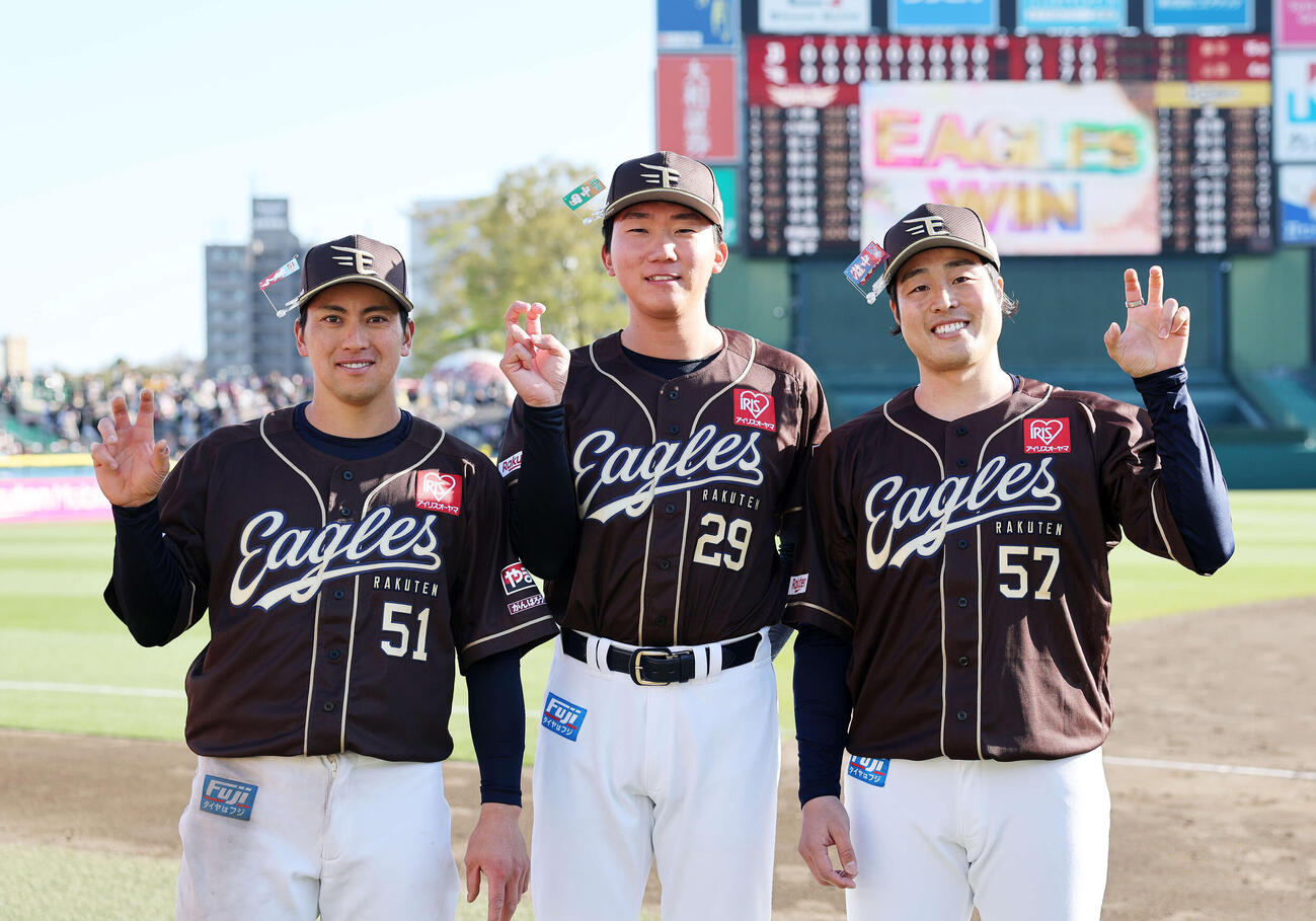 楽天対オリックス　勝利し「最強の鷲」ポーズを決める、左から楽天小郷、田中千、滝中（撮影・鈴木正人）　