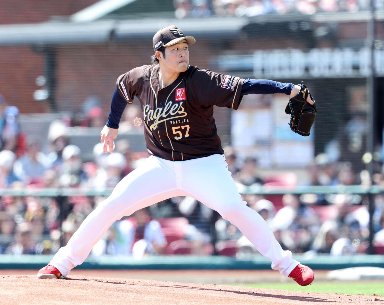 楽天対オリックス　力投する楽天先発の滝中（撮影・鈴木正人）　