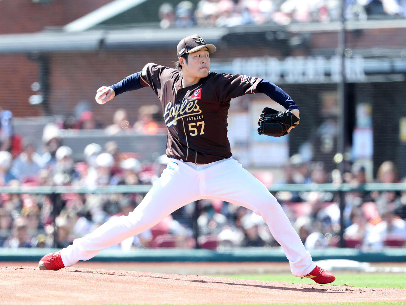 楽天対オリックス　力投する楽天先発の滝中（撮影・鈴木正人）　