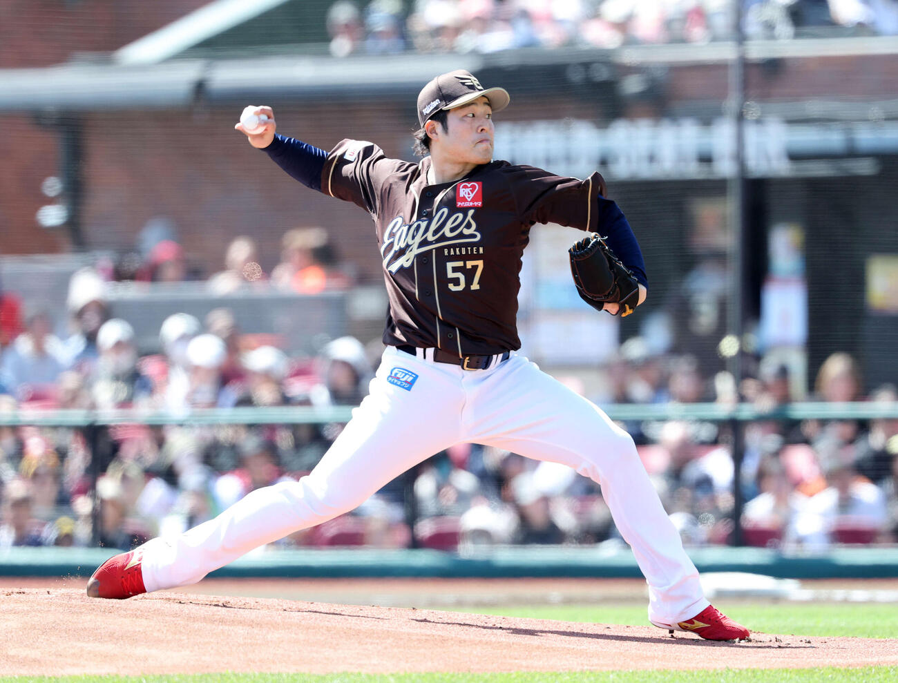 楽天対オリックス　力投する楽天先発の滝中（撮影・鈴木正人）　