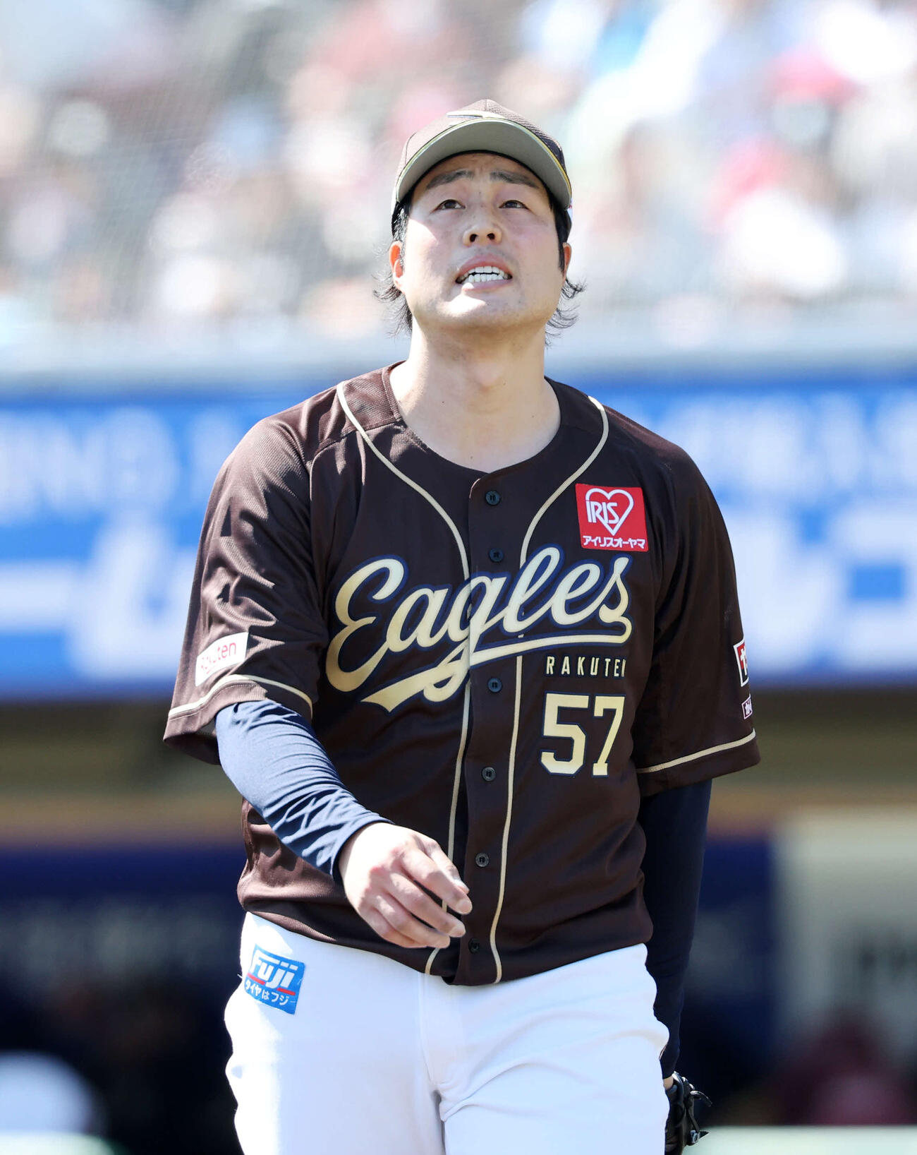 楽天対オリックス　3回表、オリックスの攻撃を抑えベンチに引き揚げる楽天滝中（撮影・鈴木正人）　