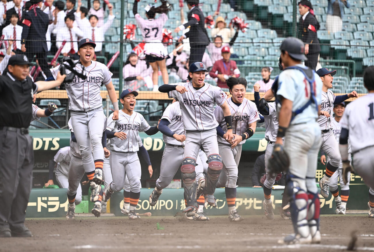 近大対立命大　近大にサヨナラ勝ちし喜ぶ立命大の選手ら（撮影・和賀正仁）