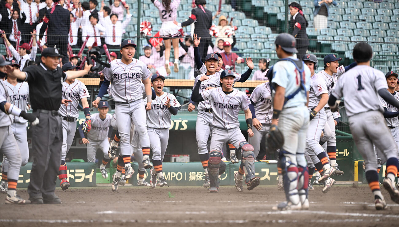近大対立命大　近大にサヨナラ勝ちし喜ぶ立命大の選手ら（撮影・和賀正仁）