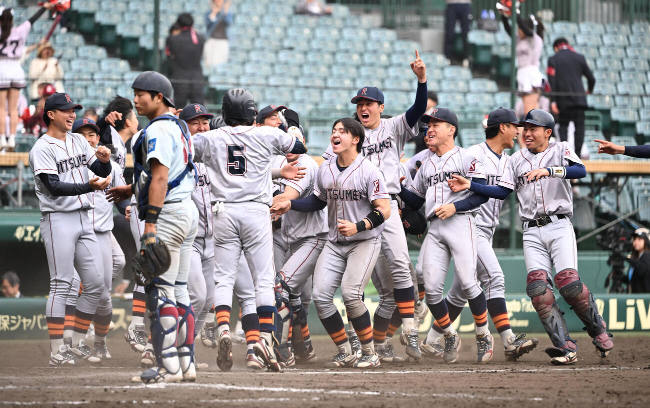近大対立命大　近大にサヨナラ勝ちし喜ぶ立命大の選手ら（撮影・和賀正仁）