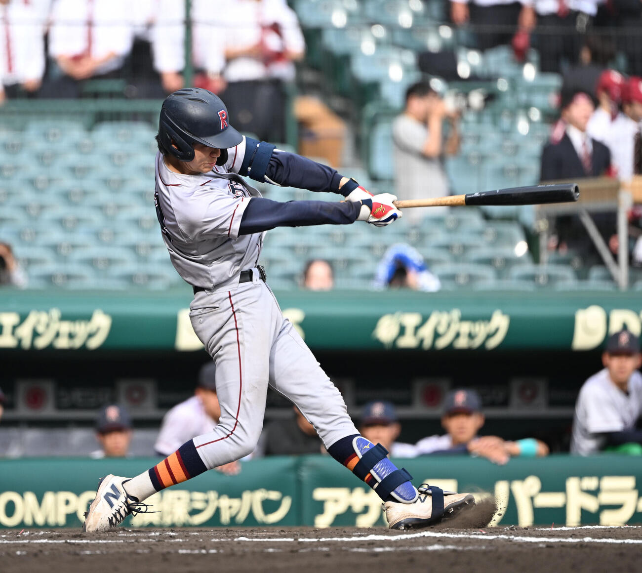 近大対立命大　6回裏立命大2死二塁、遊撃へ内野安打を放つ西野（撮影・和賀正仁）