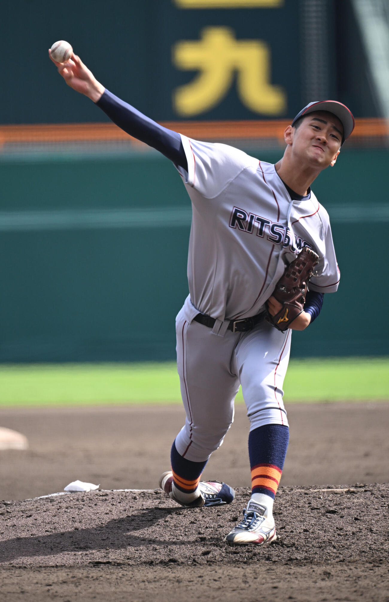 近大対立命大　2回、立命大2番手で登板する若田部（撮影・和賀正仁）