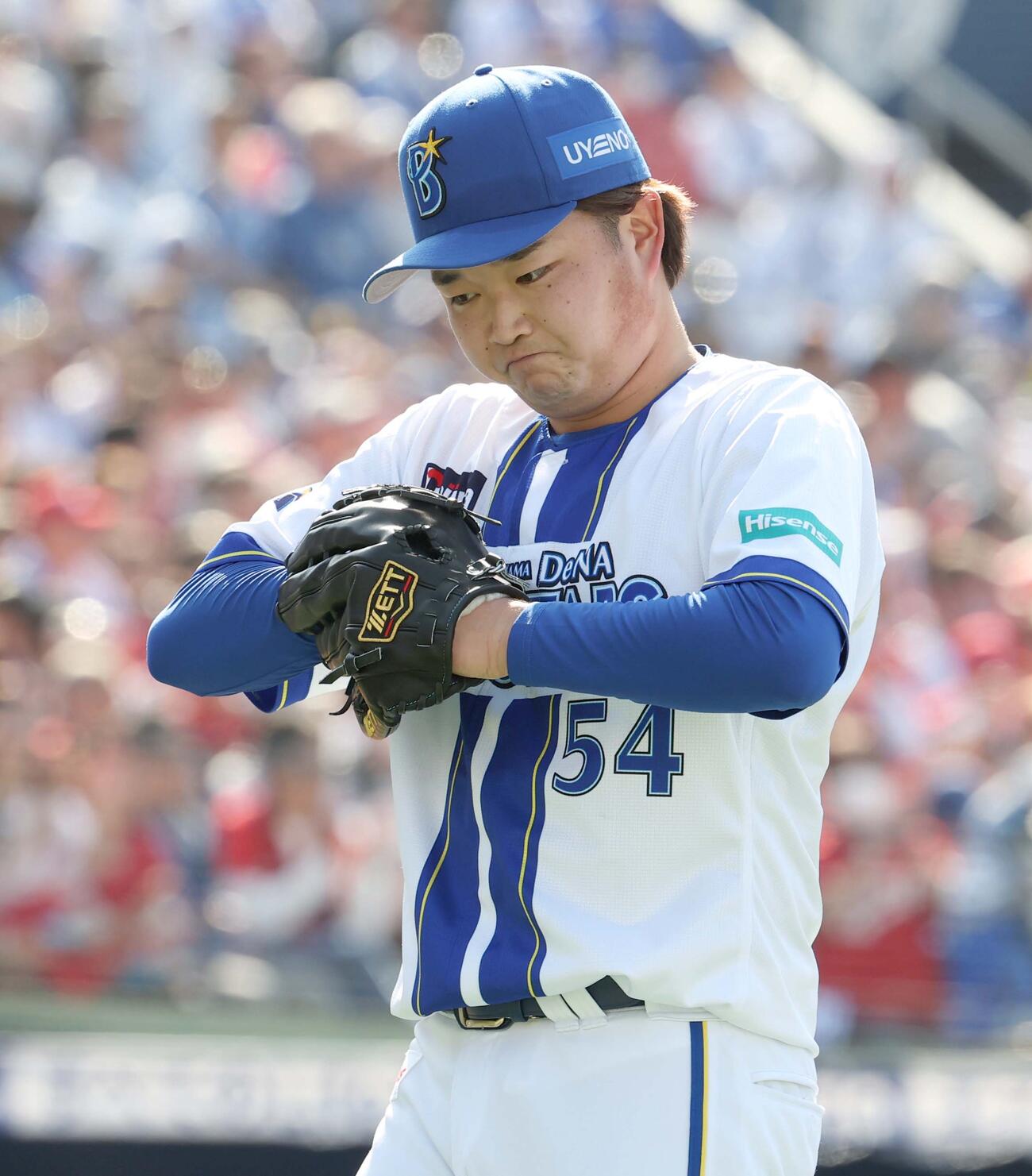 DeNA対広島　4回に3失点し渋い表情で引き揚げる石田裕（撮影・黒川智章）