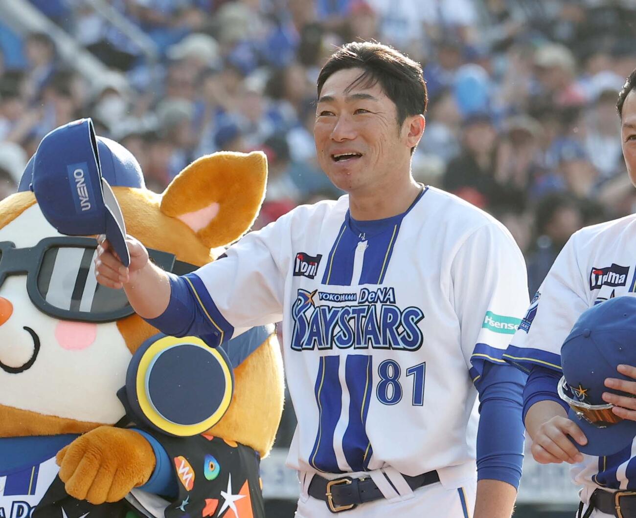 DeNA対広島　試合後、笑顔でスタンドにあいさつする相川監督（撮影・黒川智章）