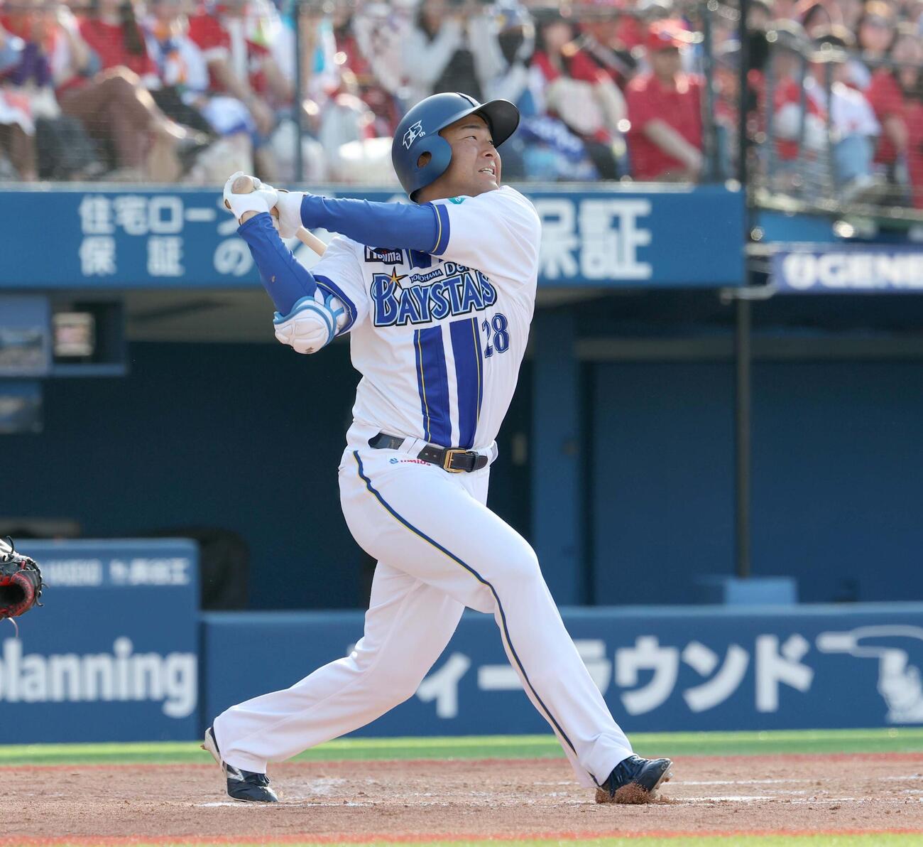 DeNA対広島　7回裏DeNA2死二塁、適時二塁打を放つ勝又（撮影・黒川智章）