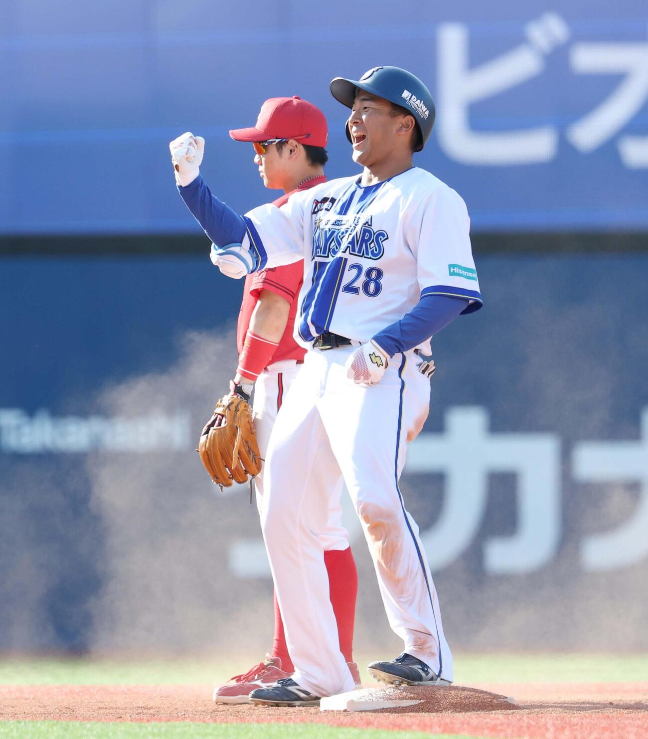 DeNA対広島　7回裏DeNA2死二塁、適時二塁打を放ちガッツポーズの勝又（撮影・黒川智章）
