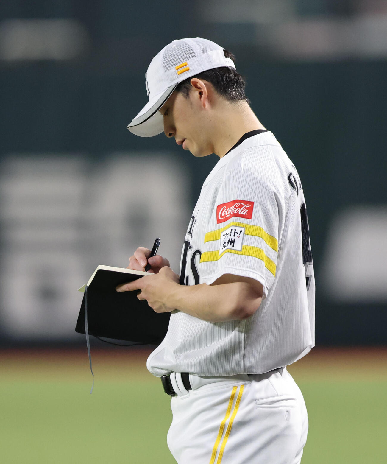 練習を終えノートを開いて何か書き込む大関（撮影・梅根麻紀）