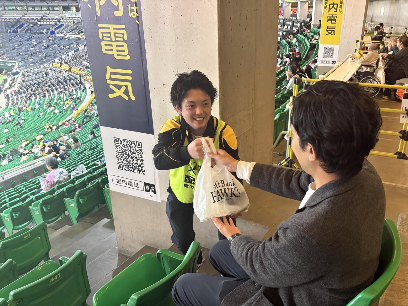 今季からみずほペイペイドームの全スタンドで開始されたモバイルオーダーデリバリー