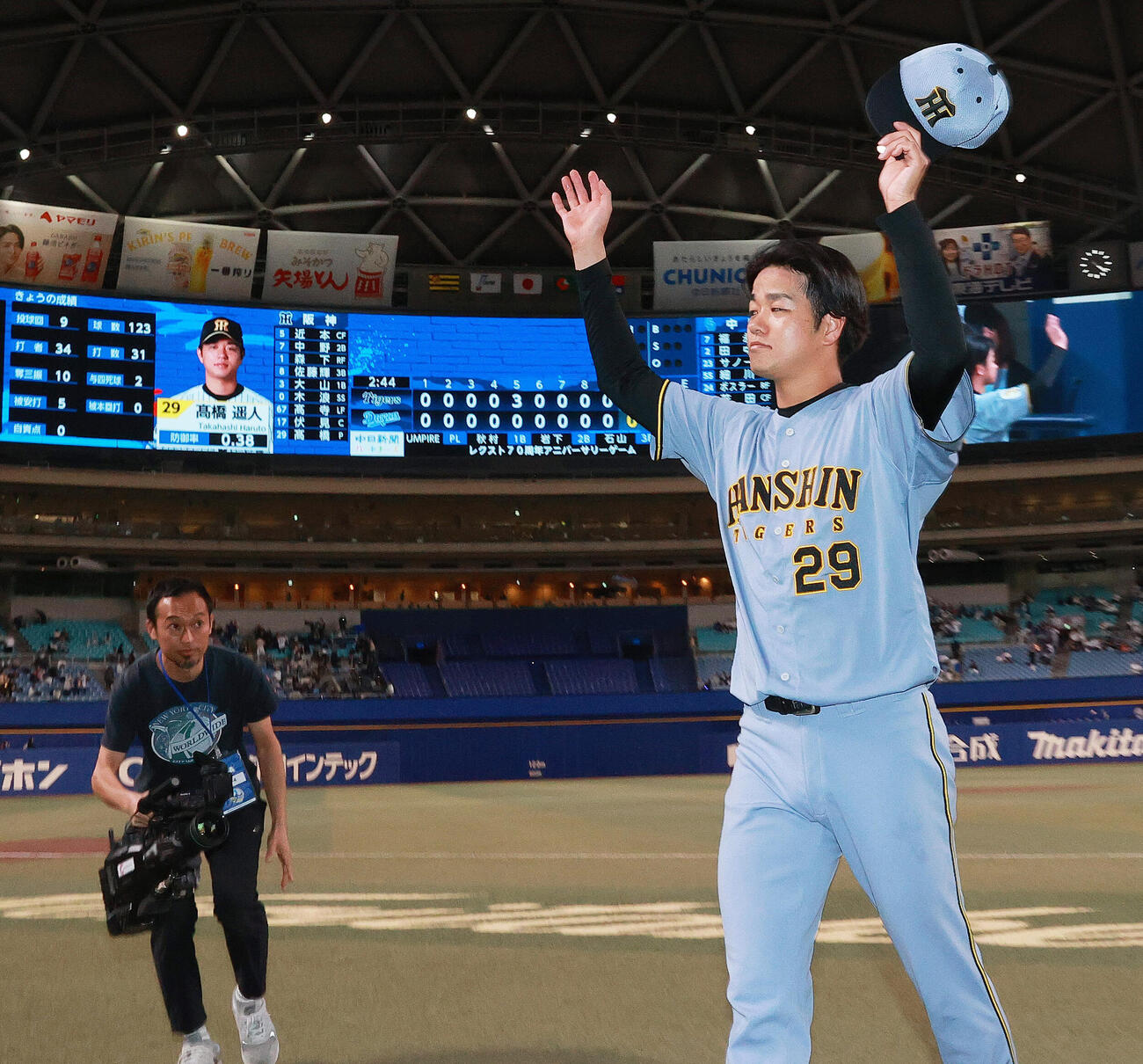 12日、阪神高橋は中日打線を5安打10奪三振で完封しファンの声援に応える