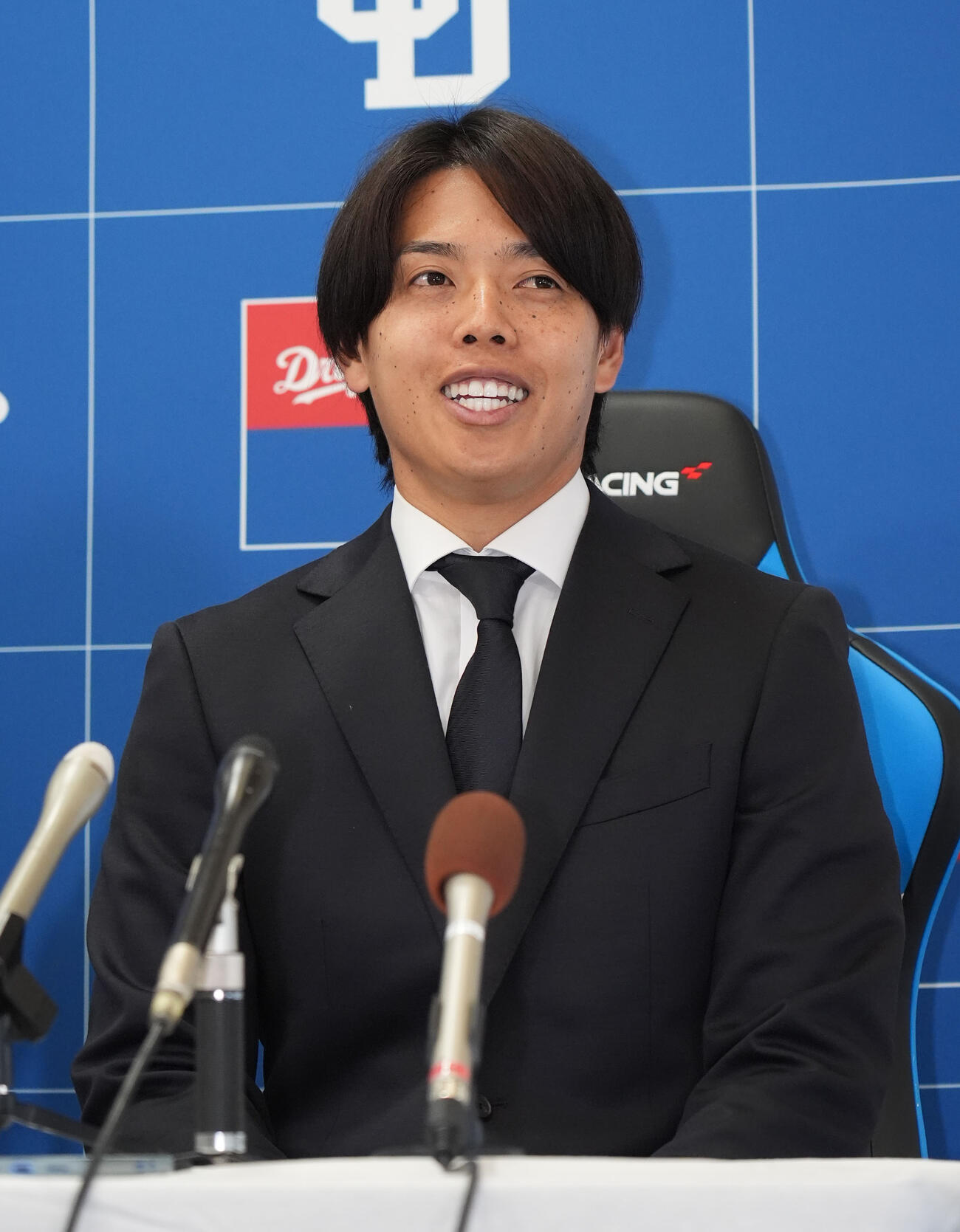 入団会見を行う杉浦（撮影・森本幸一）