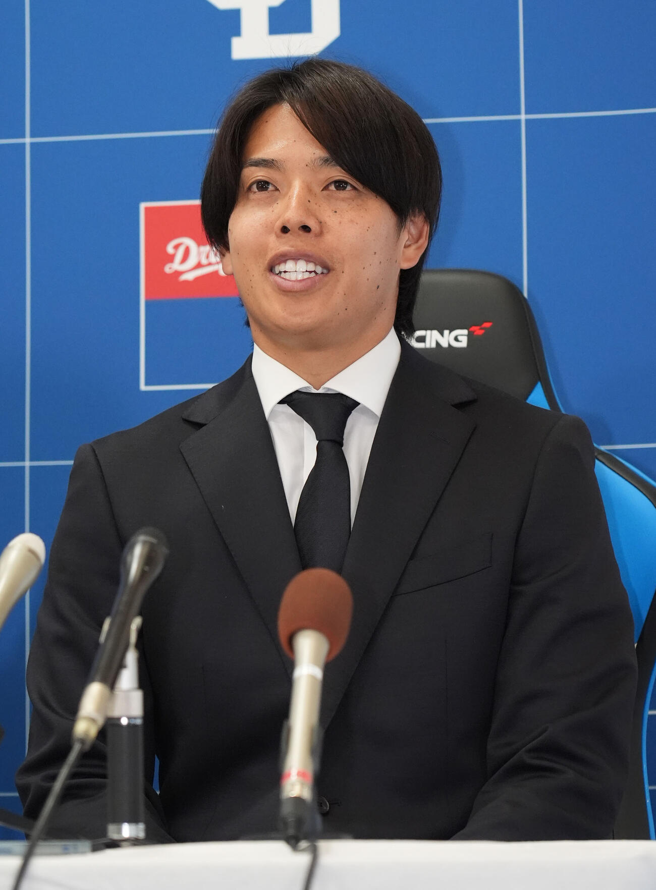 入団会見を行う杉浦（撮影・森本幸一）