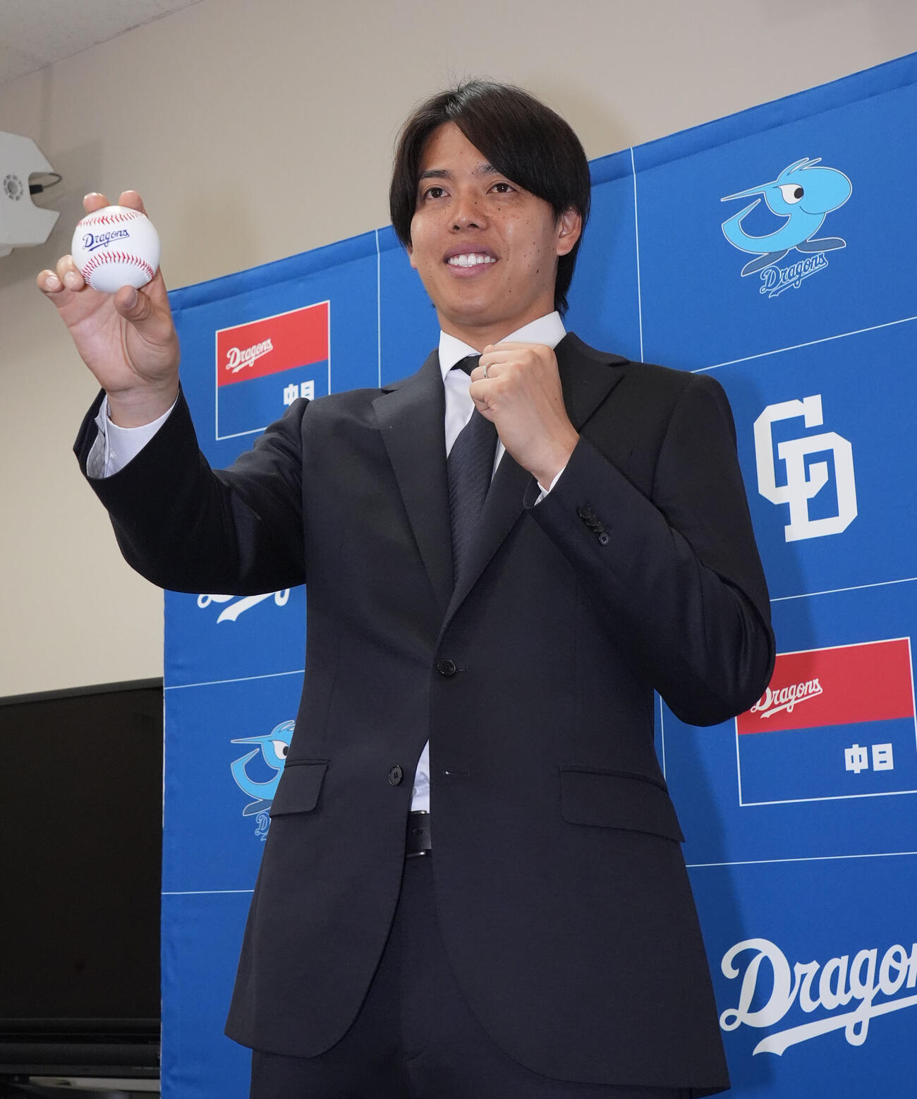 入団会見後、ポーズを決める杉浦（撮影・森本幸一）