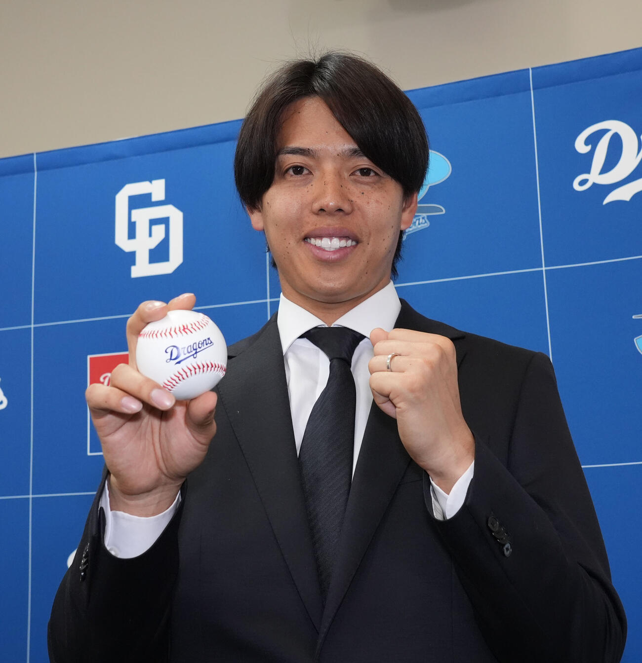 入団会見後、ポーズを決める杉浦（撮影・森本幸一）