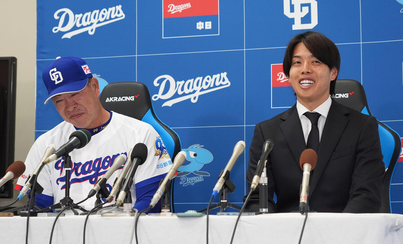 井上監督（左）同席で会見を行い明るい表情を見せる杉浦（撮影・森本幸一）