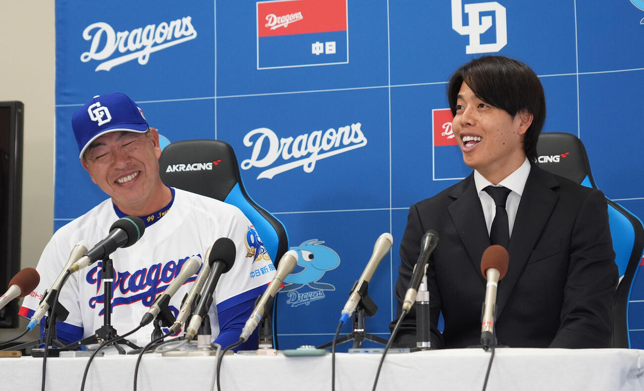 井上監督（左）同席で会見を行い明るい表情を見せる杉浦（撮影・森本幸一）