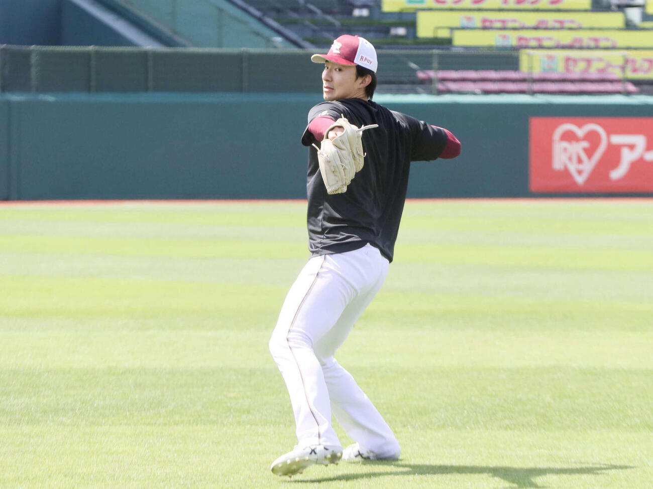 キャッチボールをする楽天荘司（撮影・高橋香奈）