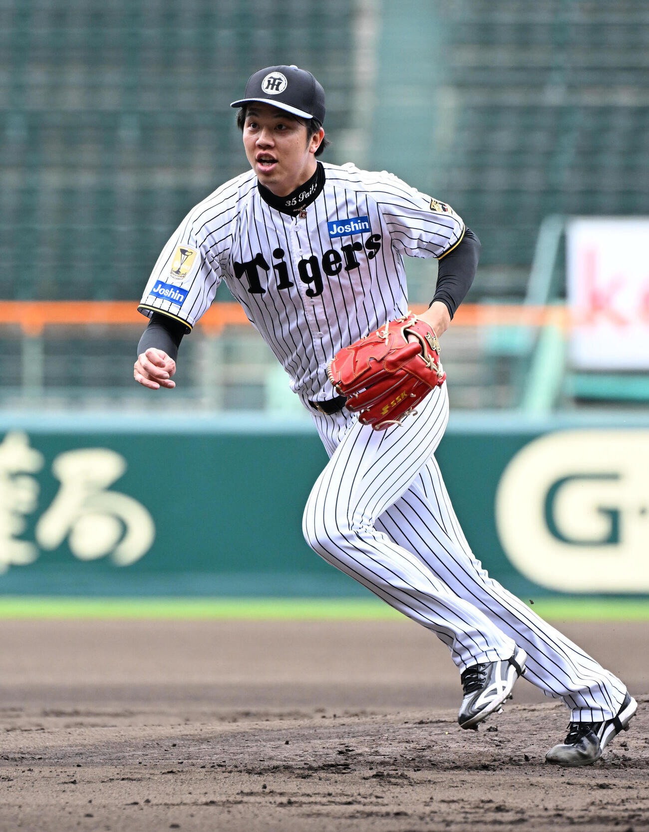 投内連携の練習をする阪神才木（撮影・石井愛子）