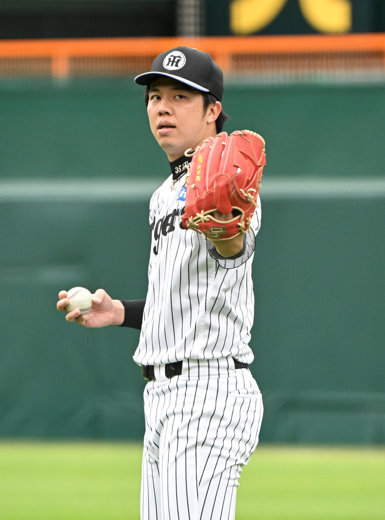 キャッチボールをする阪神才木（撮影・石井愛子）