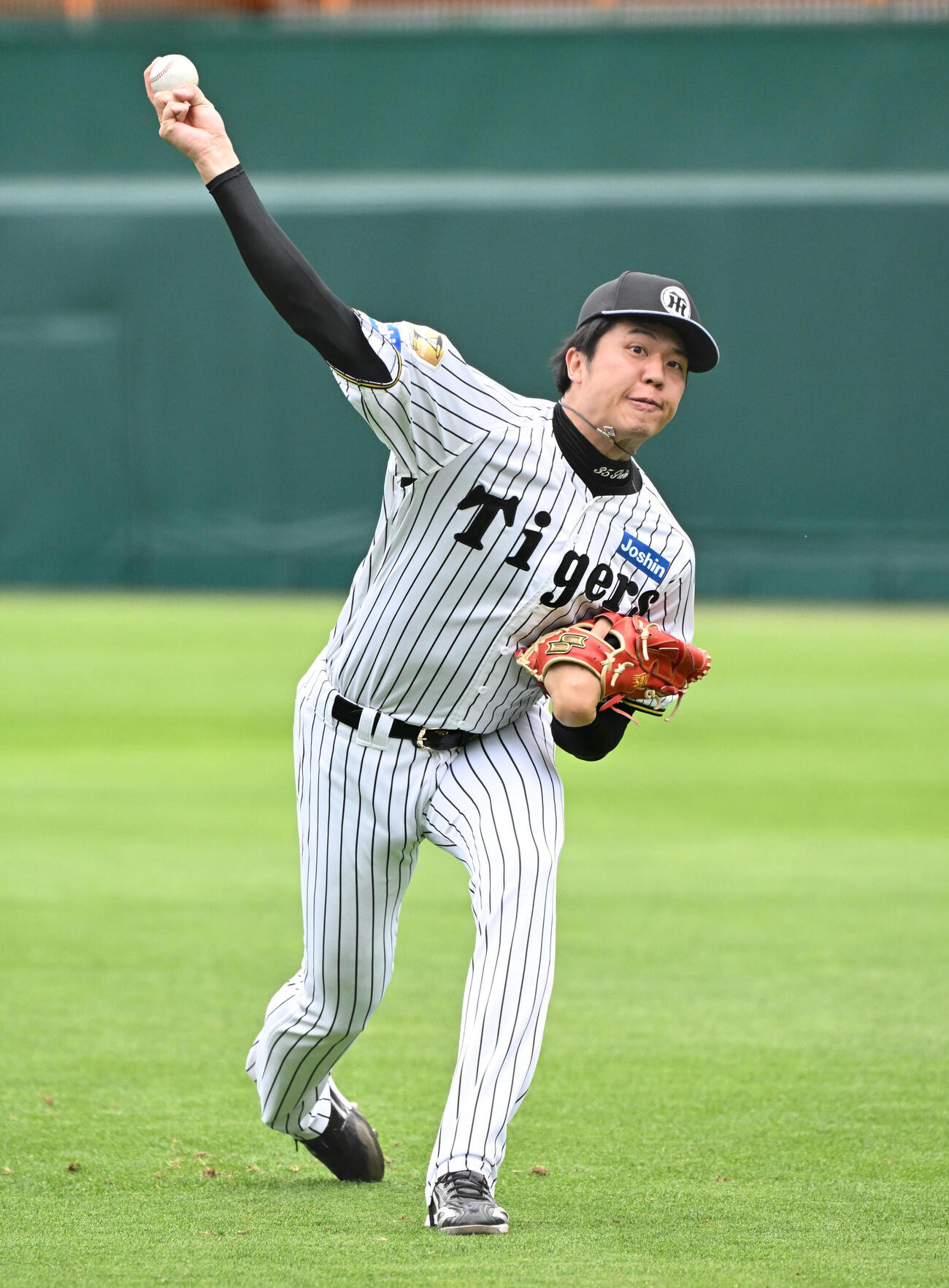 キャッチボールをする阪神才木（撮影・石井愛子）