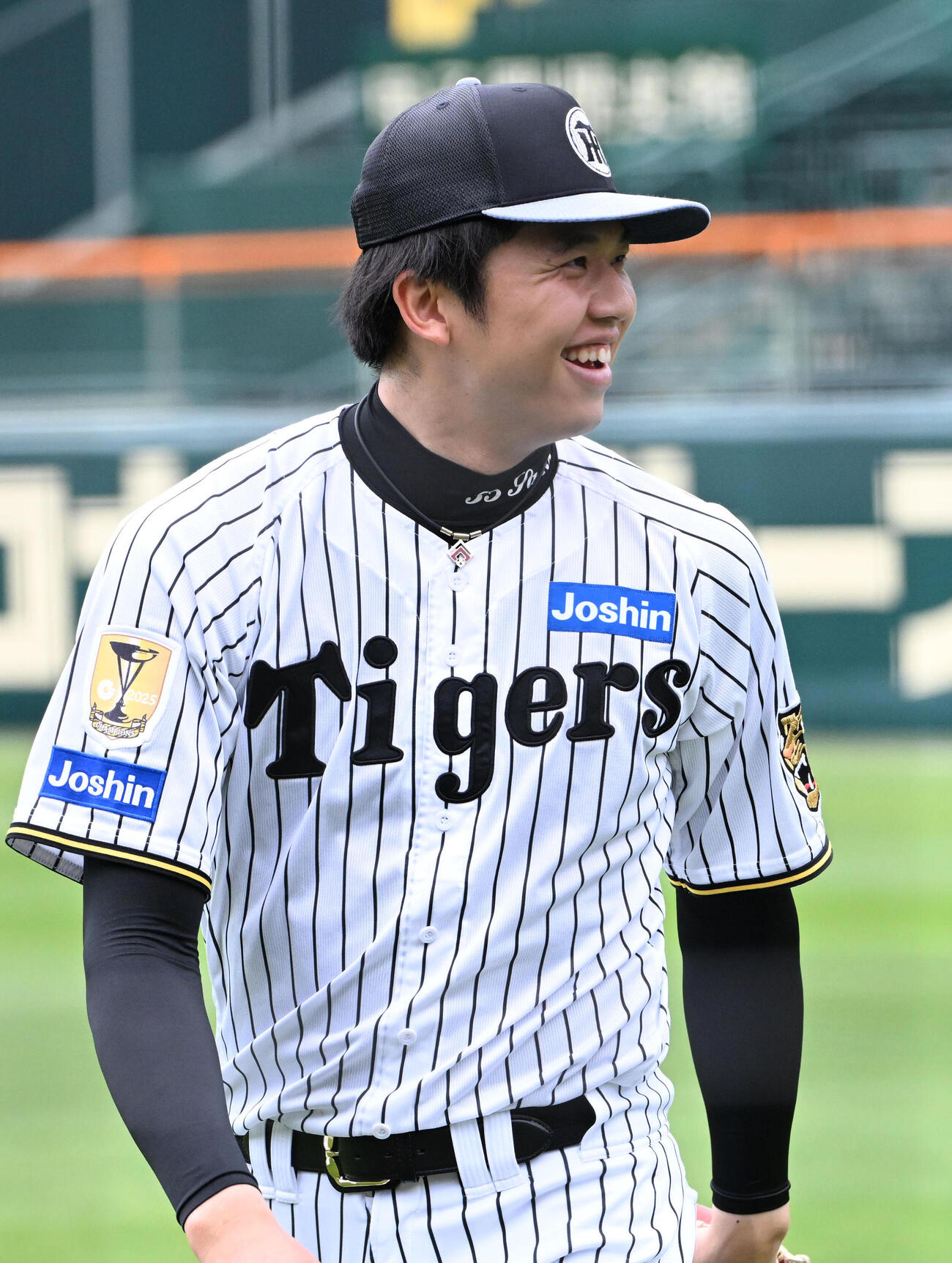 練習の合間に笑顔を見せる阪神才木（撮影・石井愛子）