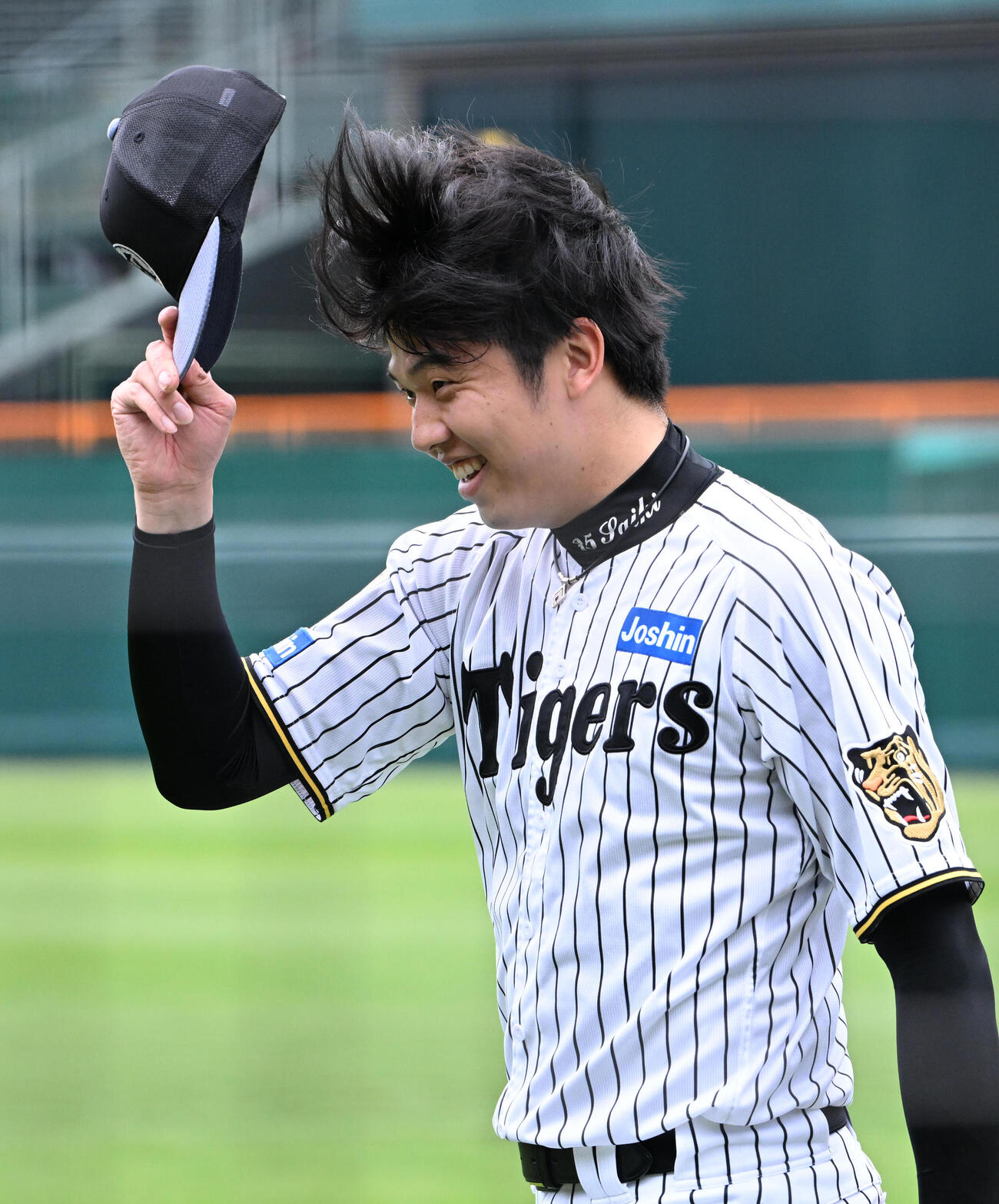 笑顔で帽子を脱ぐ阪神才木（撮影・石井愛子）