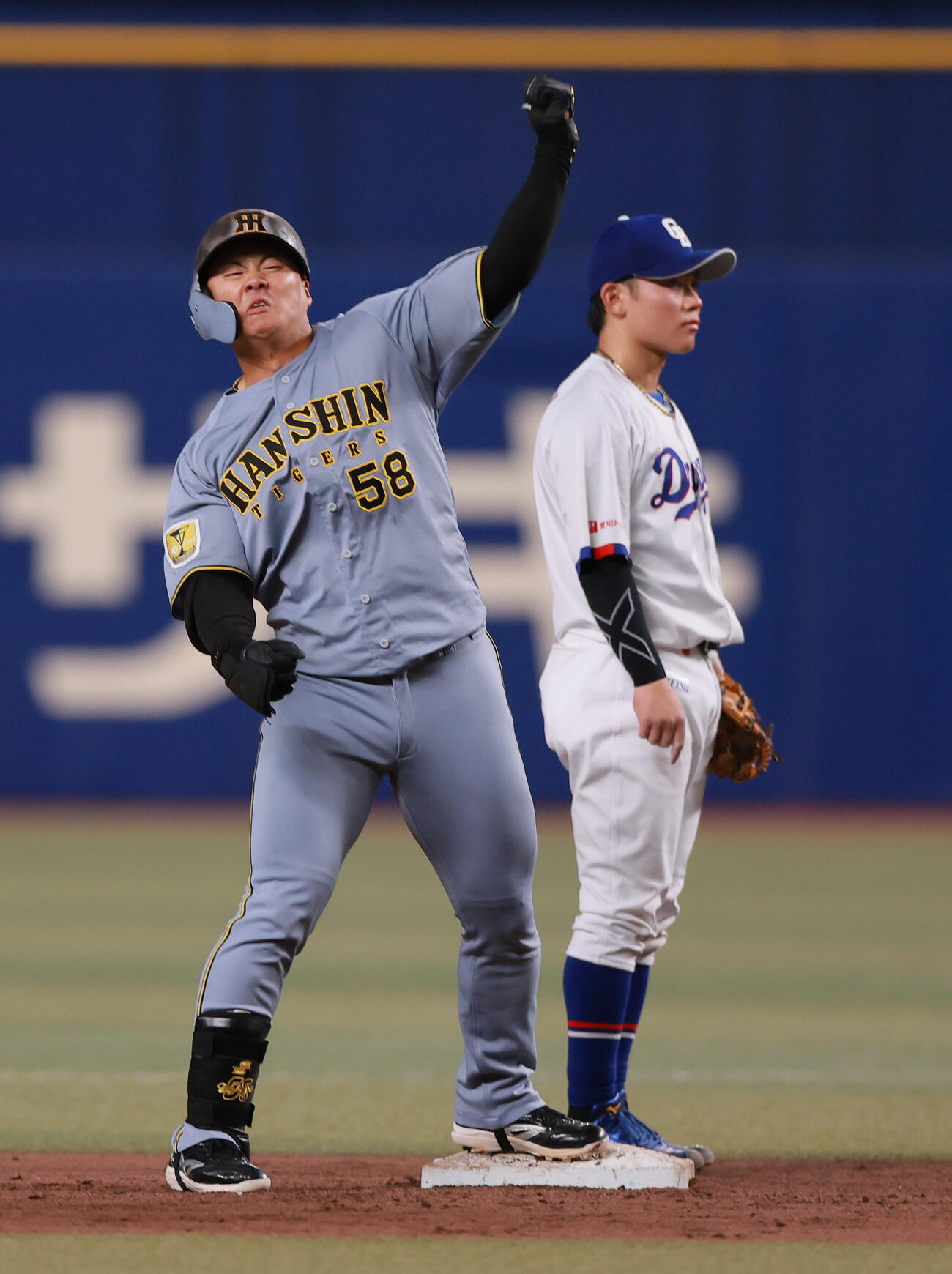10日　中日対阪神　9回表阪神2死一、三塁、適時二塁打を放ち二塁で喜ぶ代打前川右京（左）