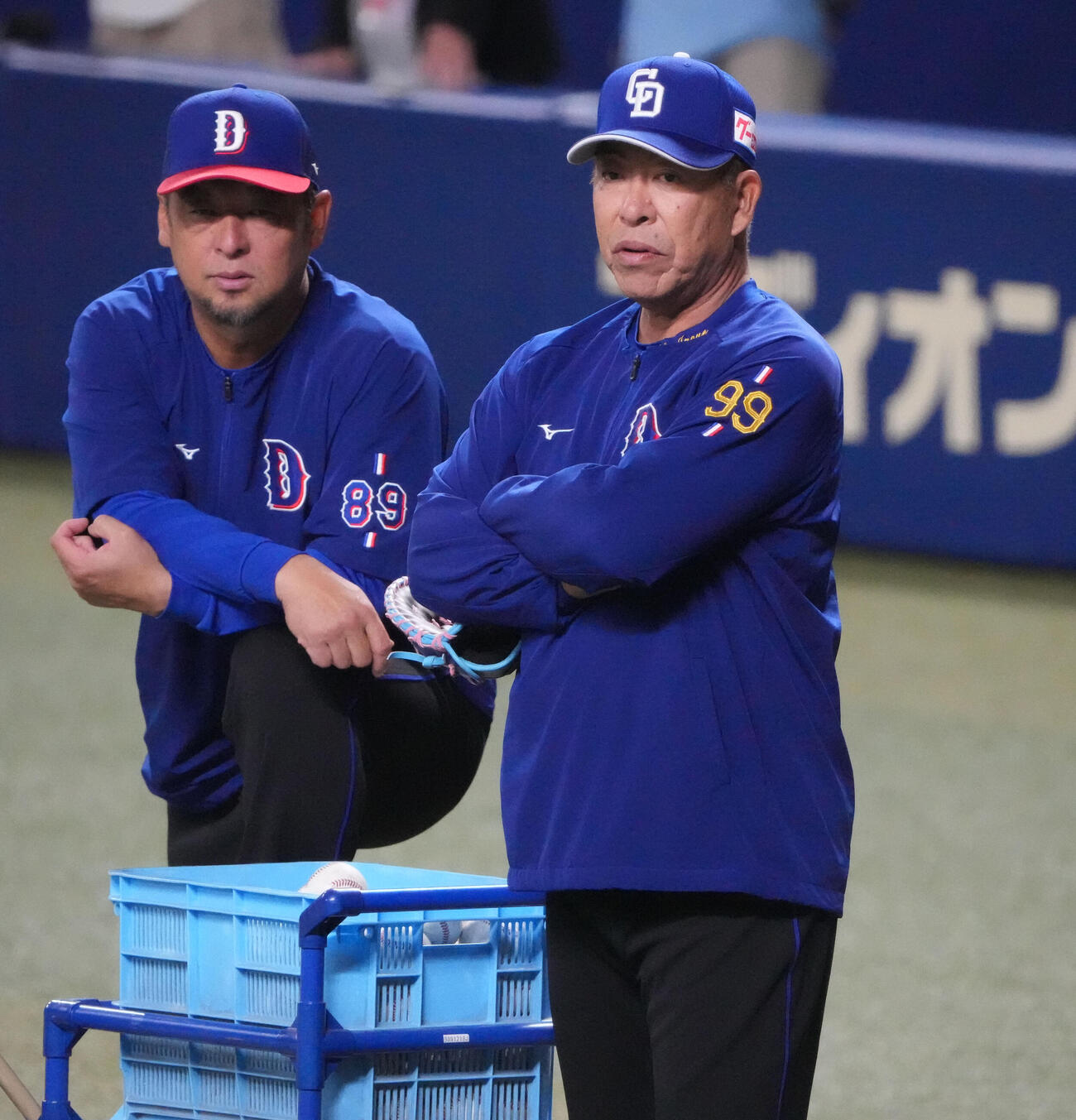 練習を見つめる井上監督（右）と松中打撃統括コーチ（撮影・森本幸一）