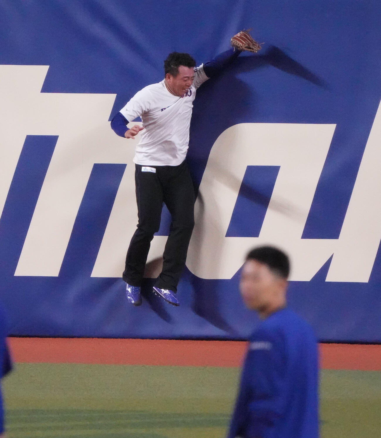 一軍練習に合流しノックを受けボールを追う鵜飼（撮影・森本幸一）