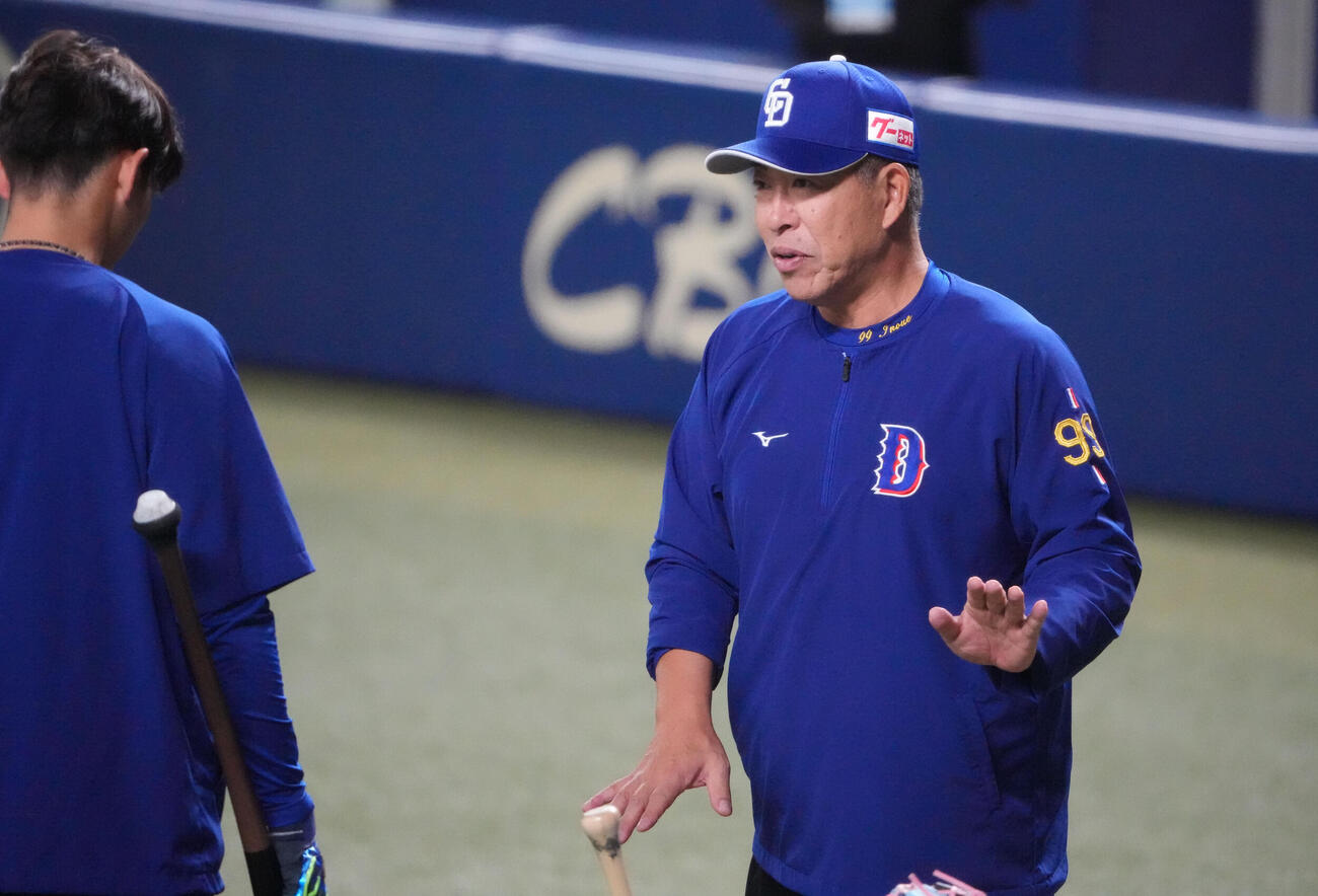 井上監督（右）は花田にアドバイスをする（撮影・森本幸一）