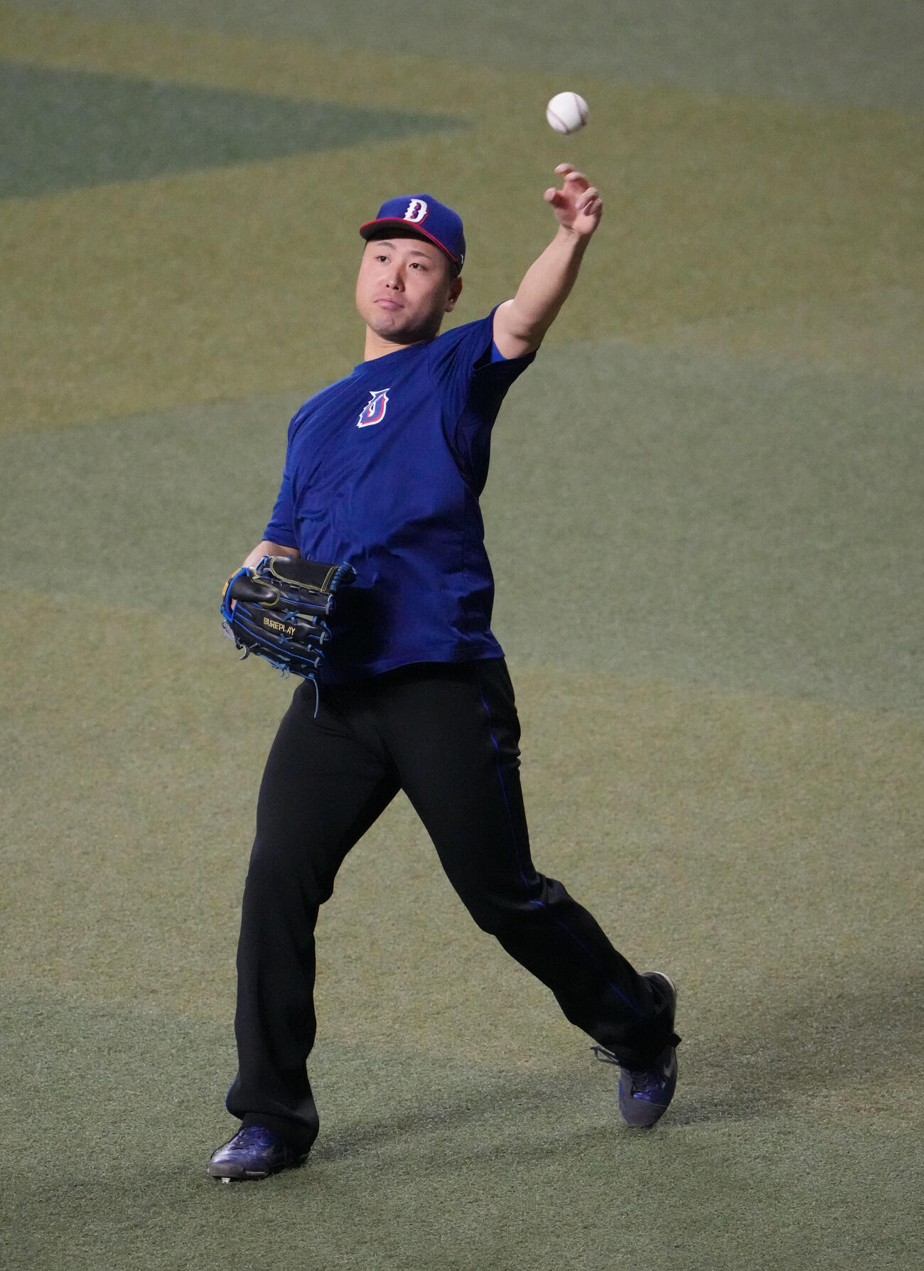 キャッチボールをする牧野（撮影・森本幸一）
