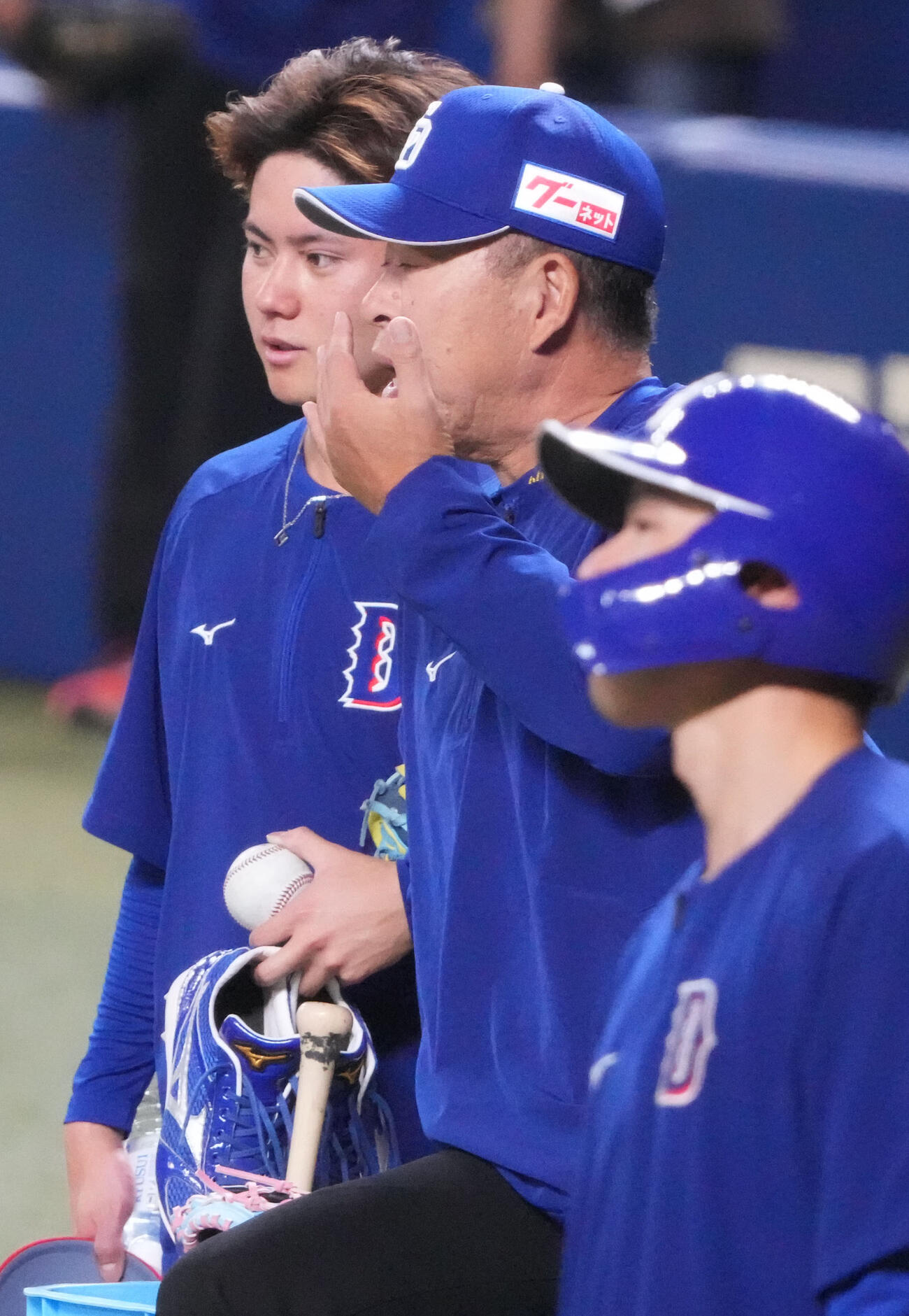 金丸（左）と言葉を交わす井上監督（撮影・森本幸一）