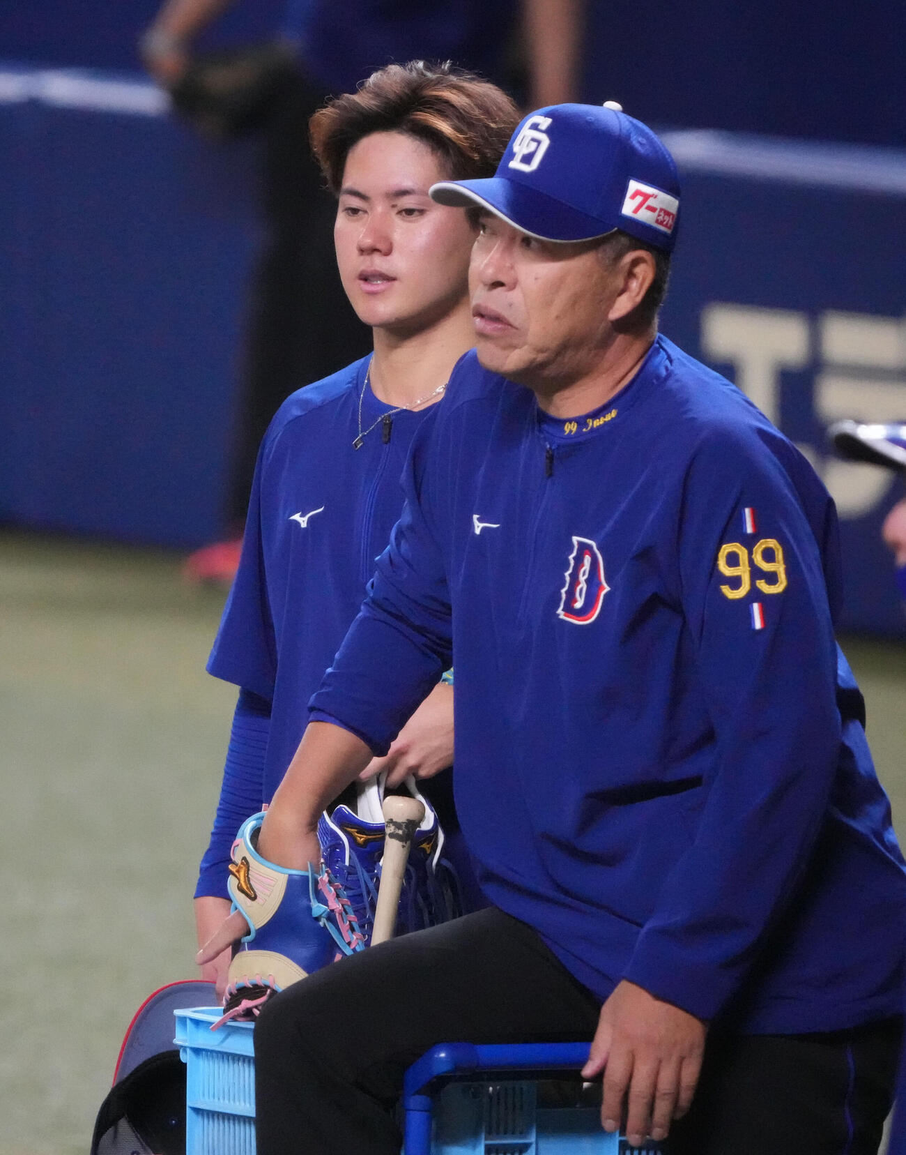 金丸（左）と言葉を交わす井上監督（撮影・森本幸一）