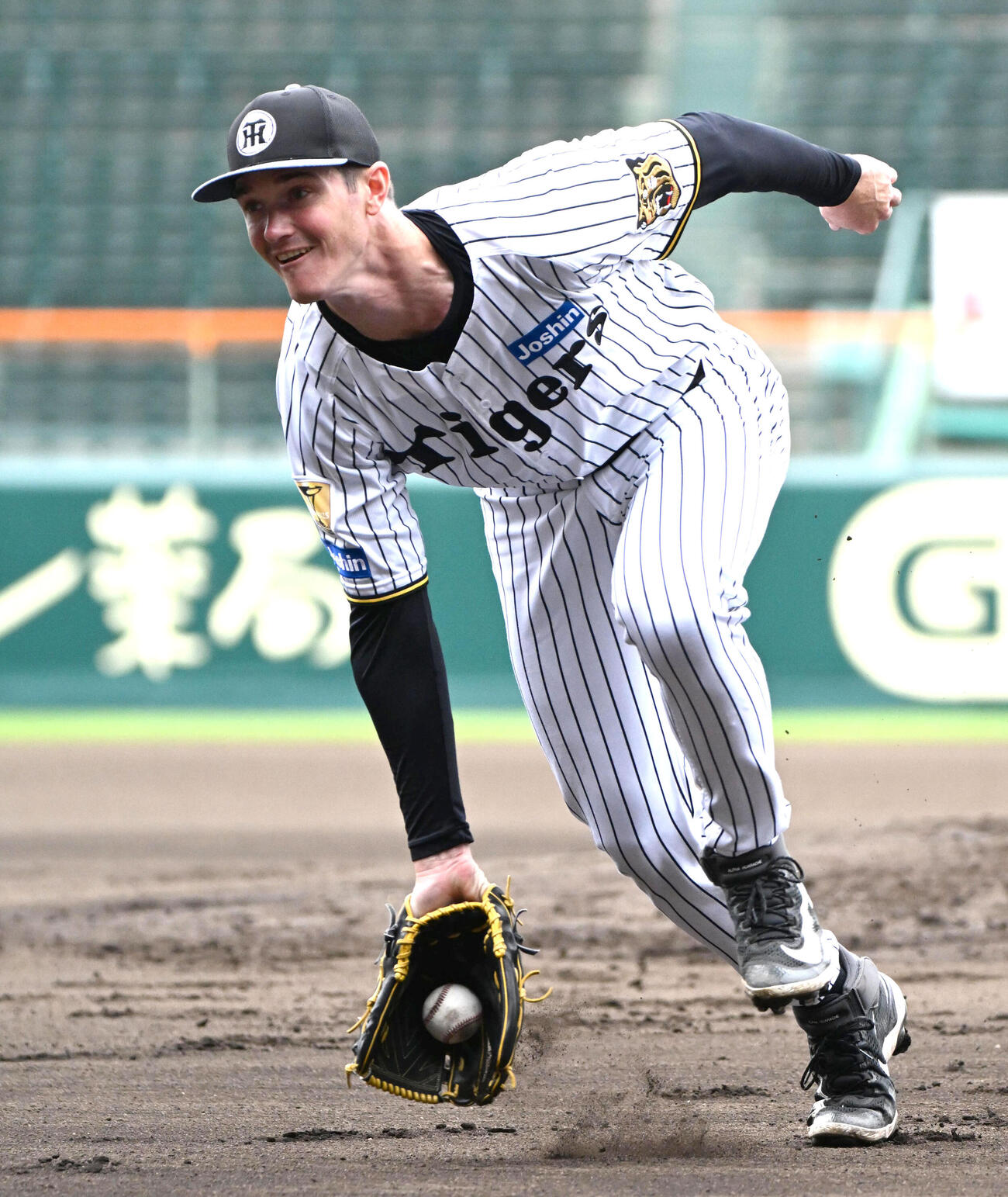 投内連携の練習をする阪神ルーカス（撮影・石井愛子）