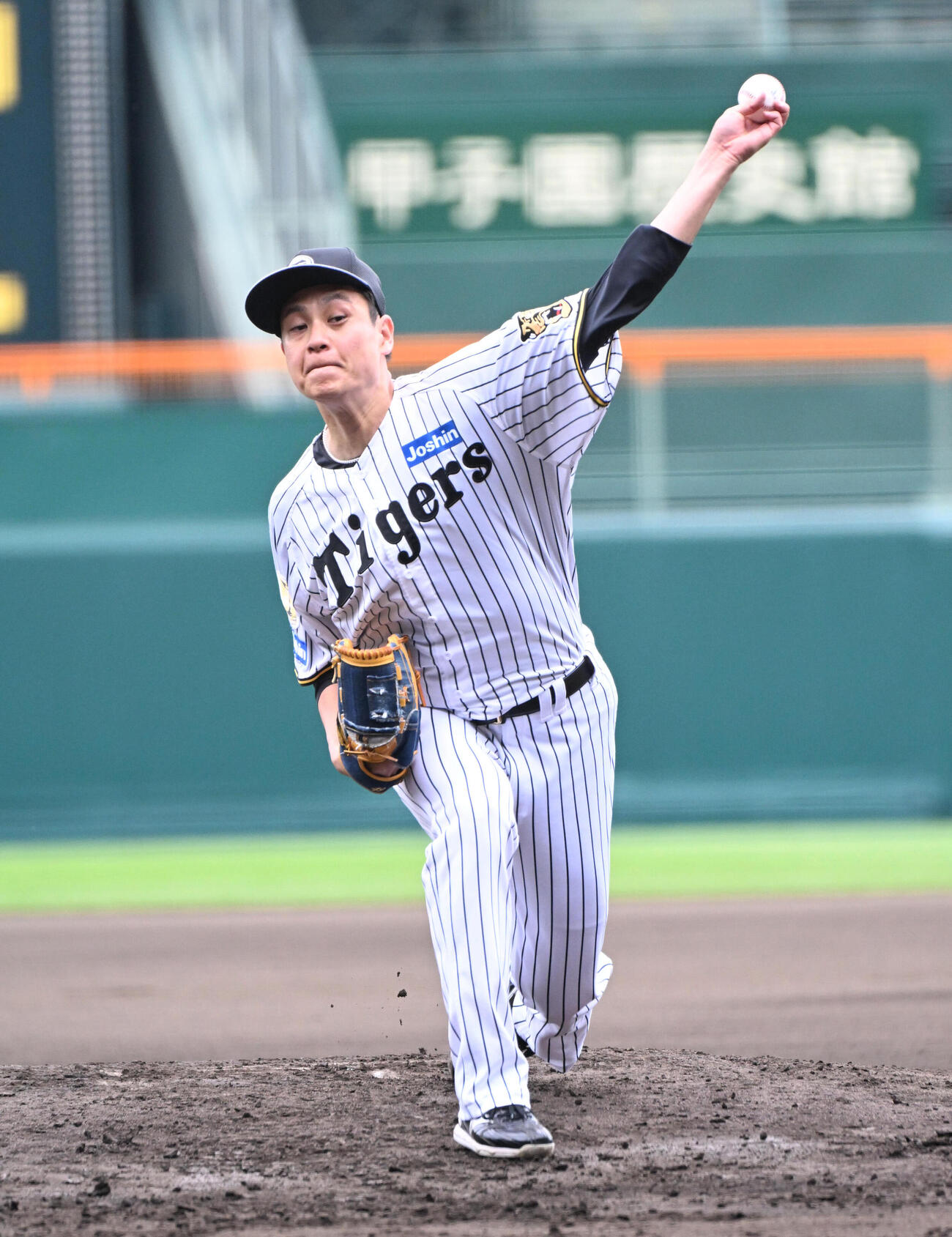 マウンドで投球練習をする阪神大竹（撮影・石井愛子）
