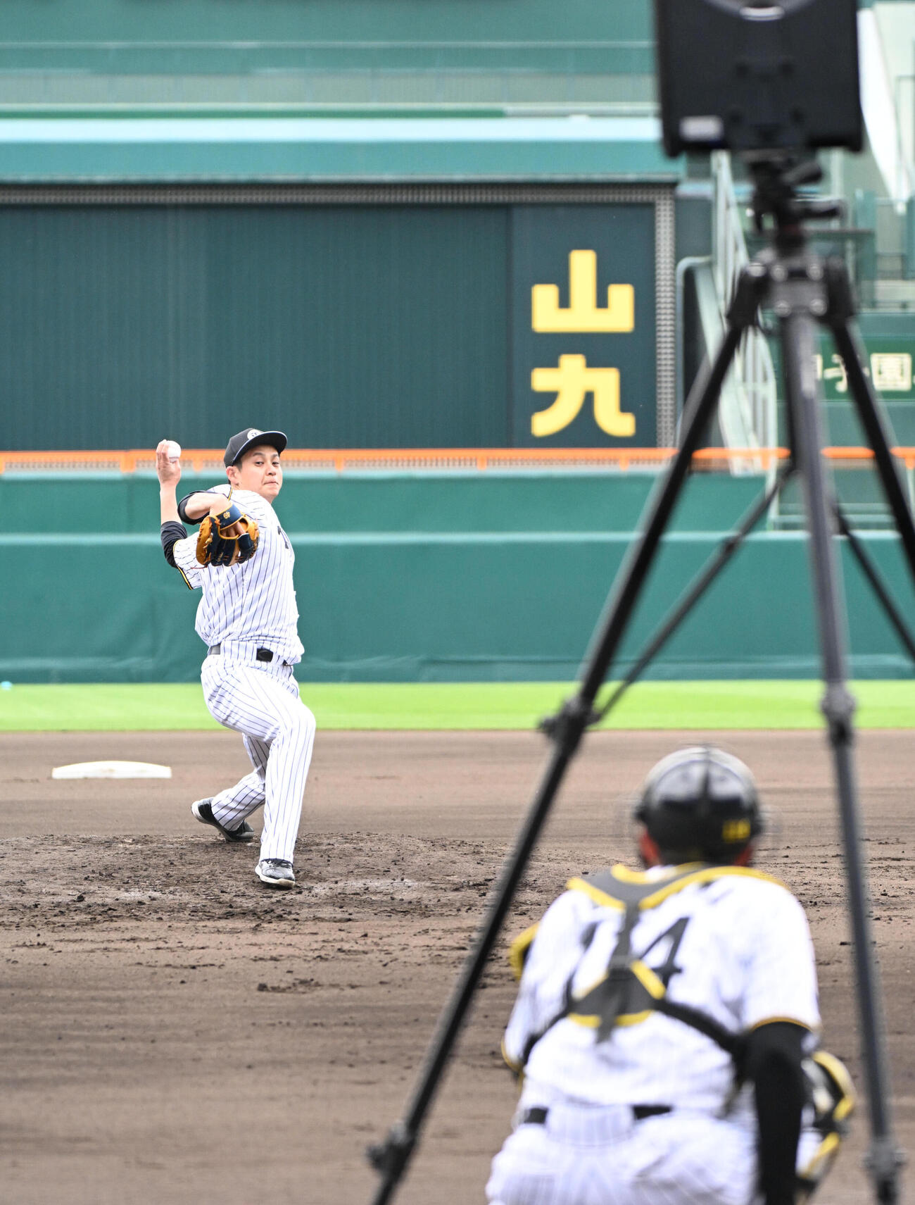 マウンドで投球練習をする阪神大竹（撮影・石井愛子）