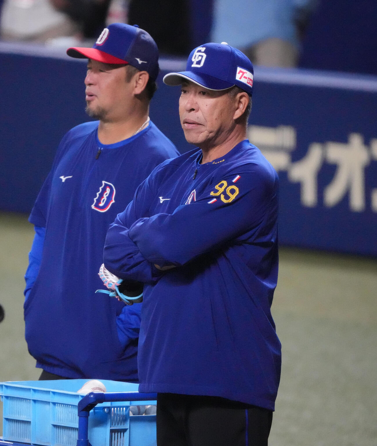 練習を見つめる井上監督（右）と松中打撃統括コーチ（撮影・森本幸一）